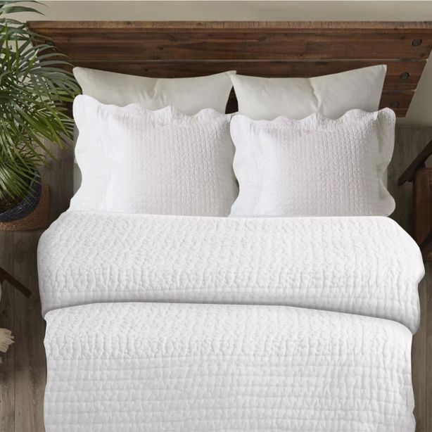 wavy-knitted-cotton-coverlet